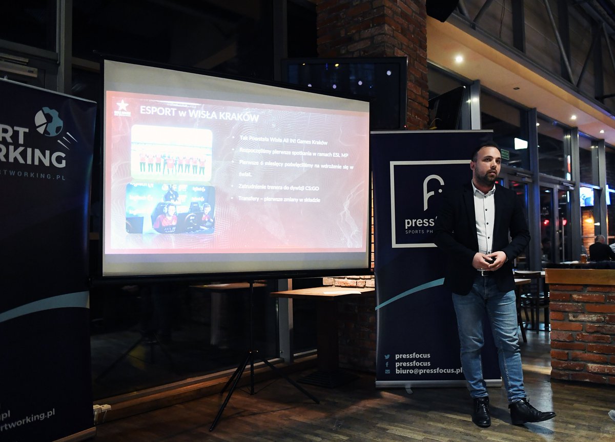 sportworking's tweet photo. Podczas ostatniego spotkania w Katowicach mieliście okazję poznać naszego nowego partnera https://t.co/D2c62nUi6k, który dostarczył prelegentom spersonalizowane pamiątki! 🔝Co więcej, do 13 kwietnia każdy kto kupi dowolną fankartę, z kodem #Sportworking otrzyma dostawę GRATIS!😎 https://t.co/kvcktBWHid