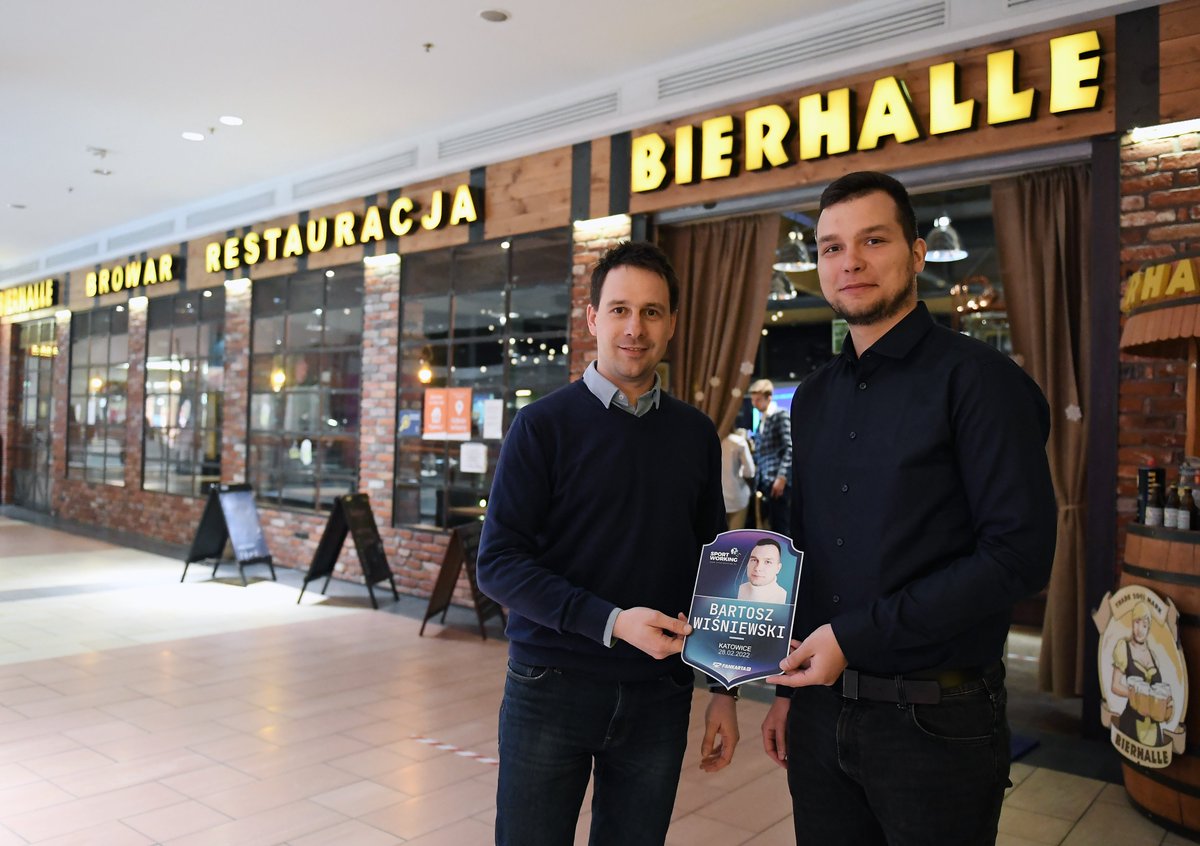 sportworking's tweet photo. Podczas ostatniego spotkania w Katowicach mieliście okazję poznać naszego nowego partnera https://t.co/D2c62nUi6k, który dostarczył prelegentom spersonalizowane pamiątki! 🔝Co więcej, do 13 kwietnia każdy kto kupi dowolną fankartę, z kodem #Sportworking otrzyma dostawę GRATIS!😎 https://t.co/kvcktBWHid