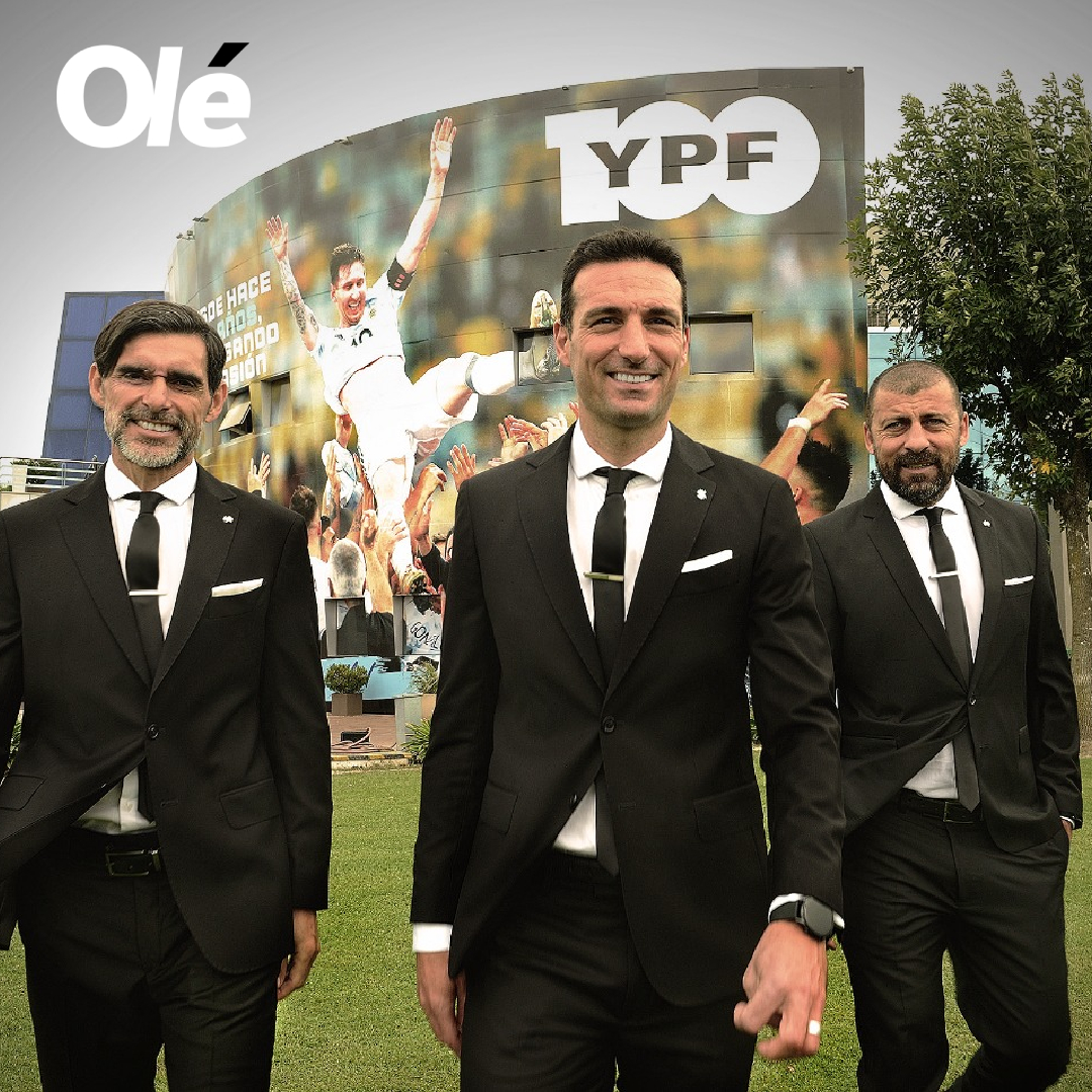 No, no, noooo.... ¡MANEJAME LA FACHA DEL CUERPO TÉCNICO DE LA SCALONETA! 😍

👔👌 La pilcha de Key Biscayne para el CT de la Selección para ir a Qatar