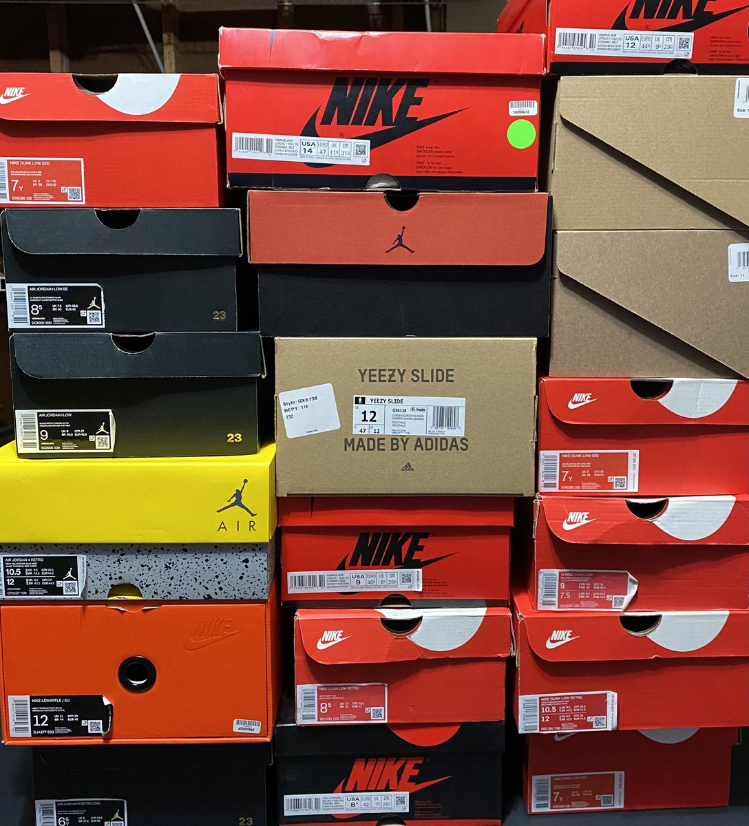 t0masgutierrez's tweet photo. We’re giving a way a free pair of shoes at 500 followers ☝🏻follow us on ig @soleby_jtx, inventory is updated weekly. 

It cost 0$ to support us by retweeting ❤️ https://t.co/Pqj91dKJwy