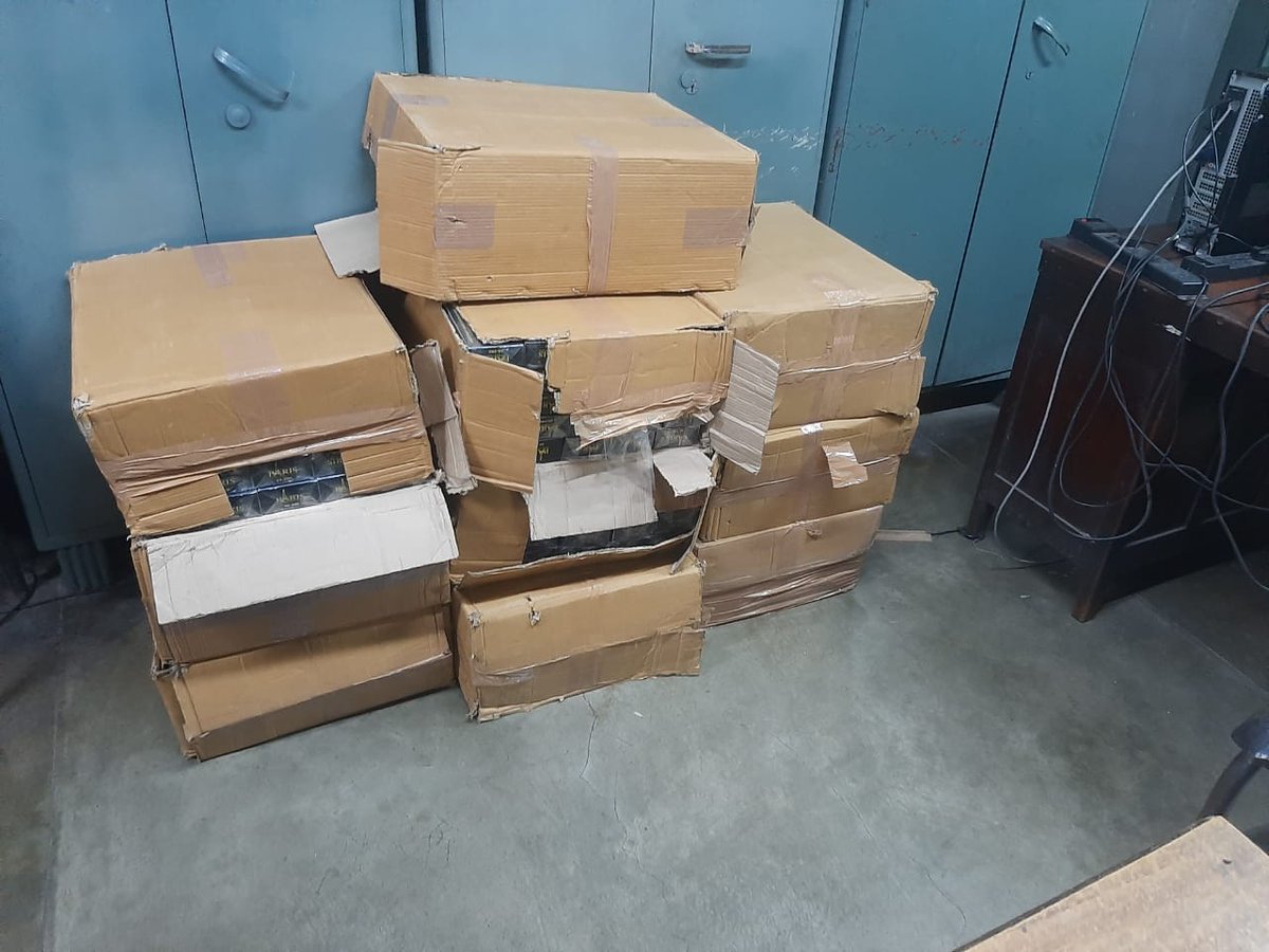 kolkata_customs's tweet photo. Acting on an an intelligence the #SRIUnit officers of #PreventiveCommissionerateWB on 30.3.22 seized 271800 sticks assorted #ForeignOrigin #cigarettes from a godown near crowded Khidirpur More at #Kolkata worth ₹35,26,200/- @cbic_india @PIBKolkata @DDBanglaNews https://t.co/QXLQcLcc2x