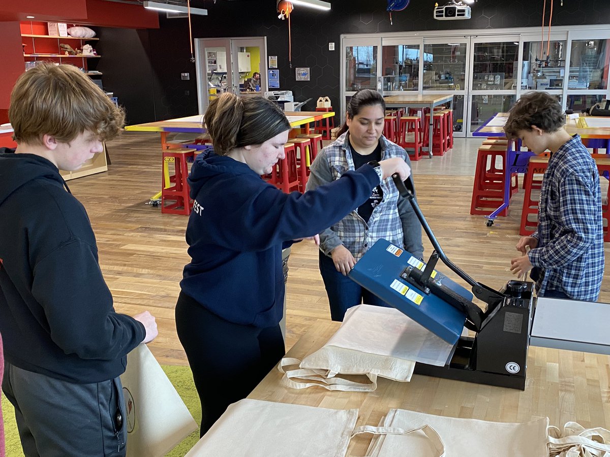 Buckibbq's tweet photo. @MentorMemorial Students at @LakelandCommCol making badges and totes at @HIVELakelandCC for #MMSMakesADifference @mentorschools @AmericanButton #choosekind https://t.co/4lCBdWIJu6