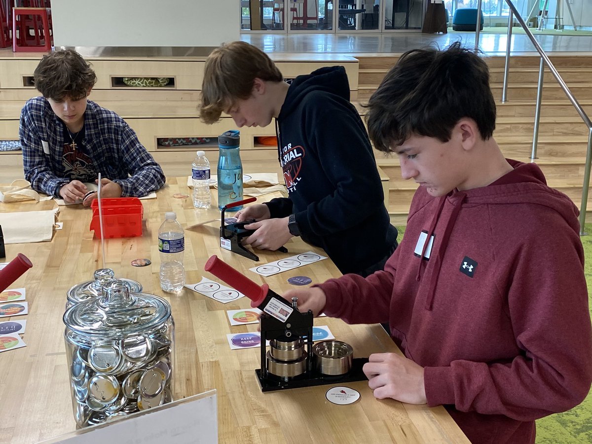 Buckibbq's tweet photo. @MentorMemorial Students at @LakelandCommCol making badges and totes at @HIVELakelandCC for #MMSMakesADifference @mentorschools @AmericanButton #choosekind https://t.co/4lCBdWIJu6