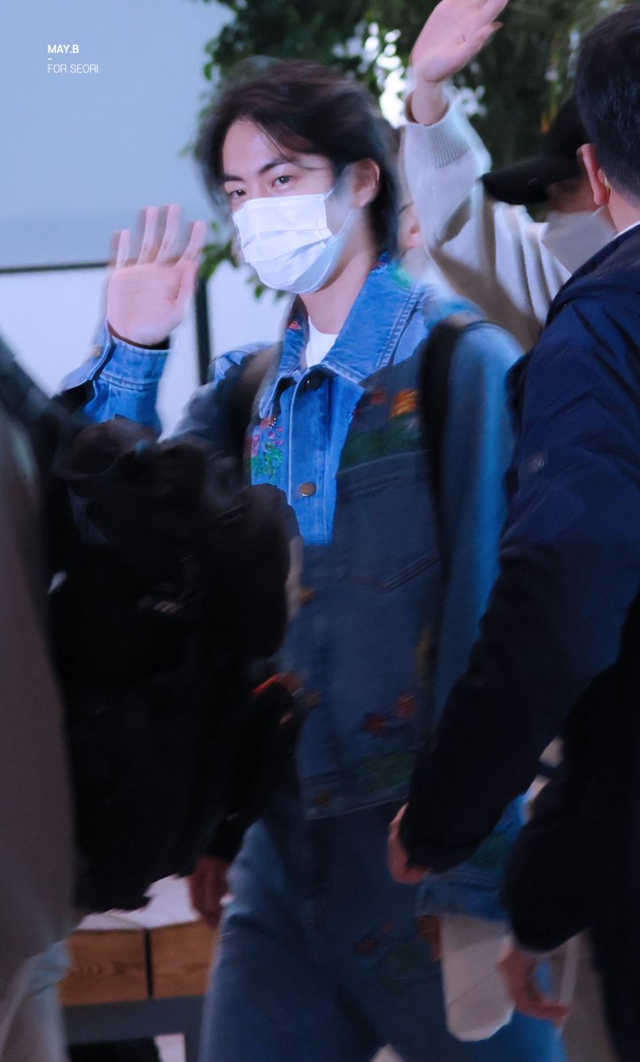 maybe_seori's tweet photo. 220328 ICN 출국

월와핸 다치지 말아요 ㅠㅠ

#AprilFoolsDay 
#방탄소년단 #석진 #진
#BTS #SEOKJIN #JIN @BTS_twt https://t.co/O02ip45BU2