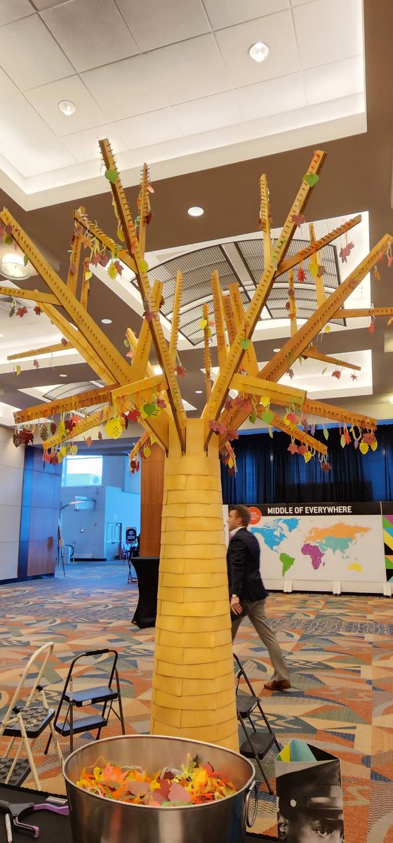 Come add your leaf to the Community Tree to watch our tree grow!

#wesummitomaha #WeDontCoast #OmahaYoungProfessionals #middleofeverywhere
