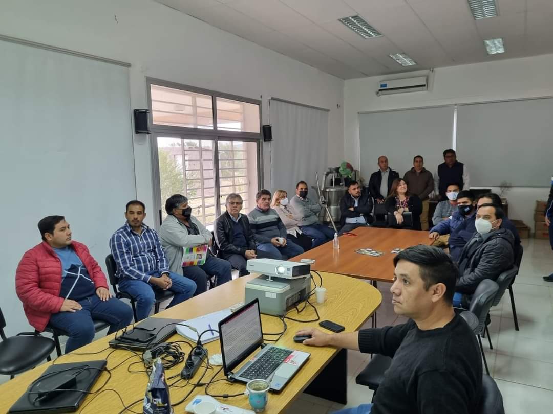 LuisFedericoM's tweet photo. 📌Participamos de un encuentro
en @eealarioja de Chepes junto a intendentes de los Llanos Sur para tratar la emergencia hídrica y agropecuaria de la región.
➡️Por ello, elaboraremos un documento para declarar la emergencia agropecuaria ante esta problemática que afecta a la zona. https://t.co/VuhGO8ZYOi