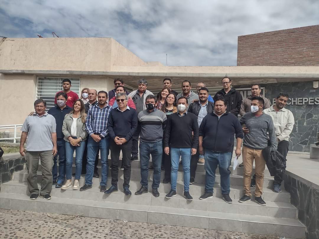 LuisFedericoM's tweet photo. 📌Participamos de un encuentro
en @eealarioja de Chepes junto a intendentes de los Llanos Sur para tratar la emergencia hídrica y agropecuaria de la región.
➡️Por ello, elaboraremos un documento para declarar la emergencia agropecuaria ante esta problemática que afecta a la zona. https://t.co/VuhGO8ZYOi