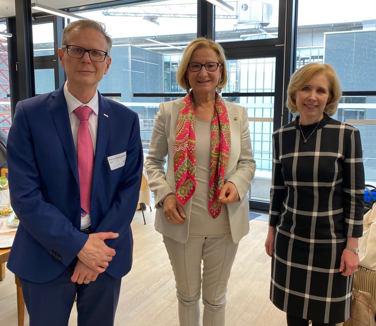 G_Dissertori's tweet photo. Angeregter Austausch unter Nachbarn im @ETHSPH: Es war mir ein Vergnügen, eine Delegation aus Niederösterreich, angeführt von Landeshauptfrau Johanna Mikl-Leitner und Botschafterin Maria Rotheiser-Scotti, heute an der @ETH zu empfangen. https://t.co/wpr2QTsXeg