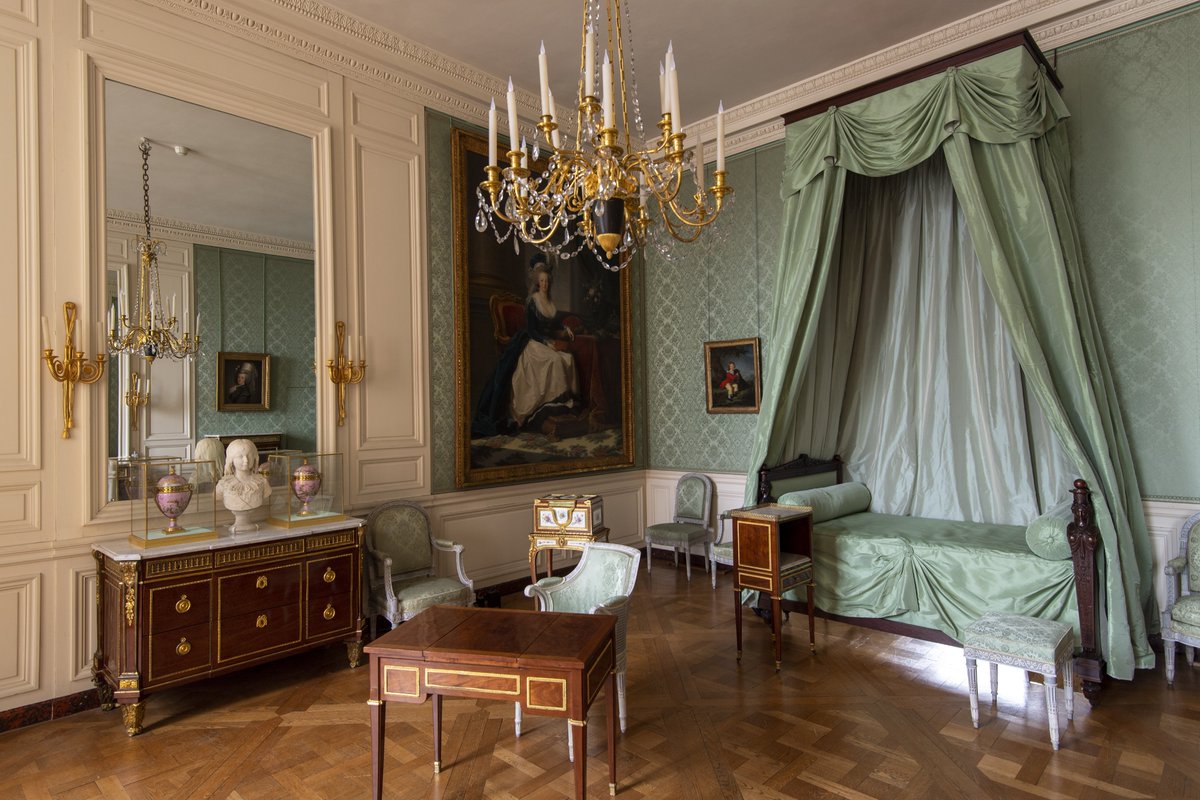 CVersailles's tweet photo. 🇫🇷 Dès demain l'ensemble des appartements du rez-de-chaussée du corps central ouvre en visite libre ! Venez admirer les appartements restaurés du Dauphin, la salle des Hoquetons, les appartements des filles de Louis XV ainsi que celui du Capitaine des Gardes ! 🤩 https://t.co/wNwLDDTs1H