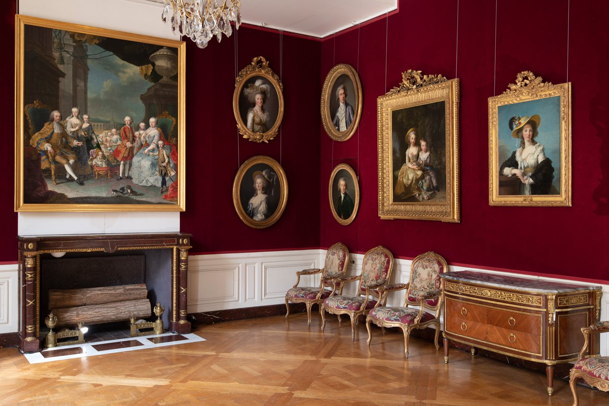 CVersailles's tweet photo. 🇫🇷 Dès demain l'ensemble des appartements du rez-de-chaussée du corps central ouvre en visite libre ! Venez admirer les appartements restaurés du Dauphin, la salle des Hoquetons, les appartements des filles de Louis XV ainsi que celui du Capitaine des Gardes ! 🤩 https://t.co/wNwLDDTs1H