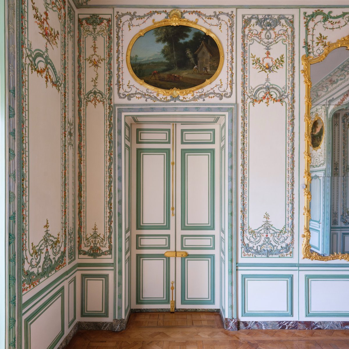CVersailles's tweet photo. 🇫🇷 Dès demain l'ensemble des appartements du rez-de-chaussée du corps central ouvre en visite libre ! Venez admirer les appartements restaurés du Dauphin, la salle des Hoquetons, les appartements des filles de Louis XV ainsi que celui du Capitaine des Gardes ! 🤩 https://t.co/wNwLDDTs1H