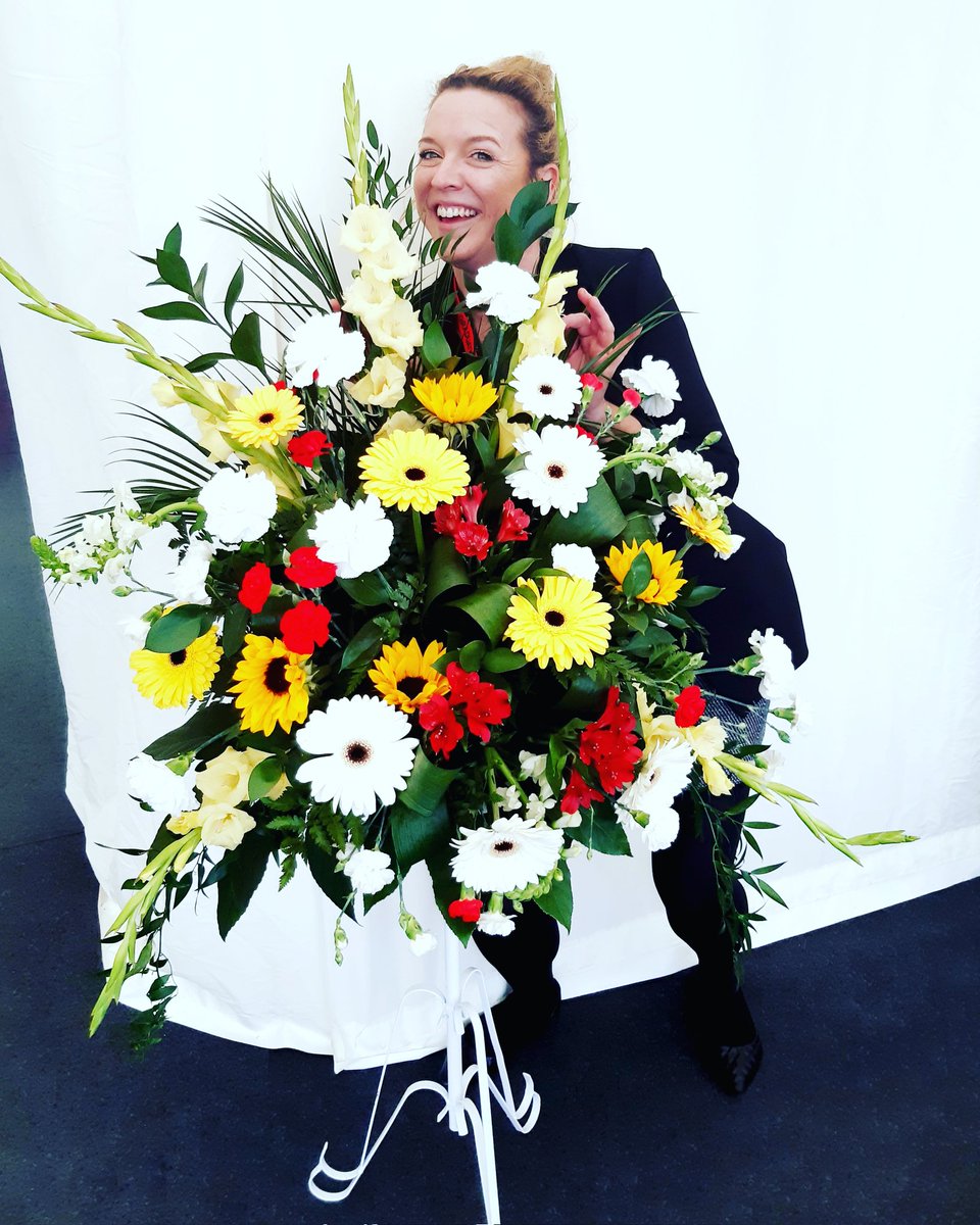 Quick you only have until Monday to apply!!

uos.ac.uk/jobs/administr…

You could be having this much fun at Graduation too!!!
Please note, the flowers do not come with the job, the super fun Manager does