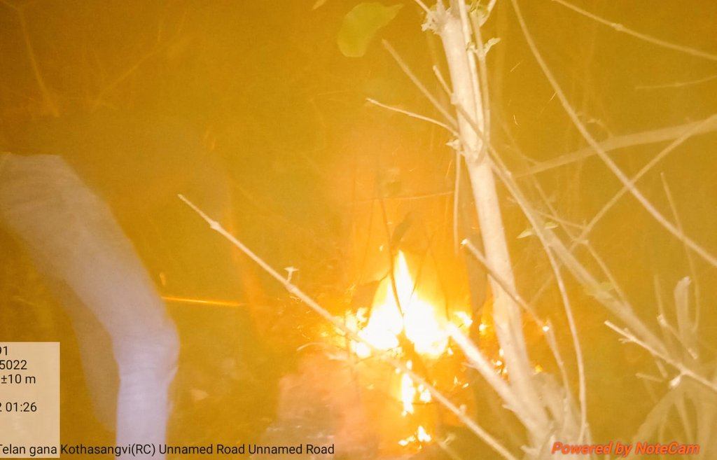 SVSifs's tweet photo. Got a midnight call from responsible citizen  @ReddyKartikeya when he spotted fire in the forest from Highway, immediately team was sent to douse forest fire and save natural resources. We appeal to all to protect forest from 🔥.@HarithaHaram @dobriyalrm @pargaien @MamdaRange https://t.co/MgrMmi9Uyu