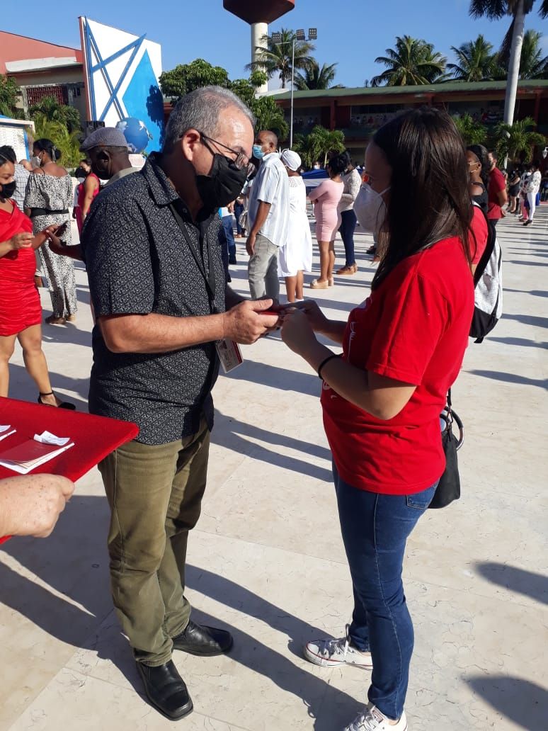 Reciben su carné del PCC varios compañeros de <a href="/CujaeRedSocial/">Universidad Tecnológica de La Habana</a> 
Entre ellos la joven profesora de <a href="/CujaeInf/">Inf_CUJAE</a> <a href="/nycepero91/">Nayma Cepero Pérez</a> 
Una excelente compañera para fortalecer el trabajo de <a href="/CujaeInf/">Inf_CUJAE</a> 
<a href="/AleRoseteS/">Alejandro Rosete Suárez</a> 
@HumbeDiazCUJAE 
<a href="/SandraVerona86/">Sandra</a>