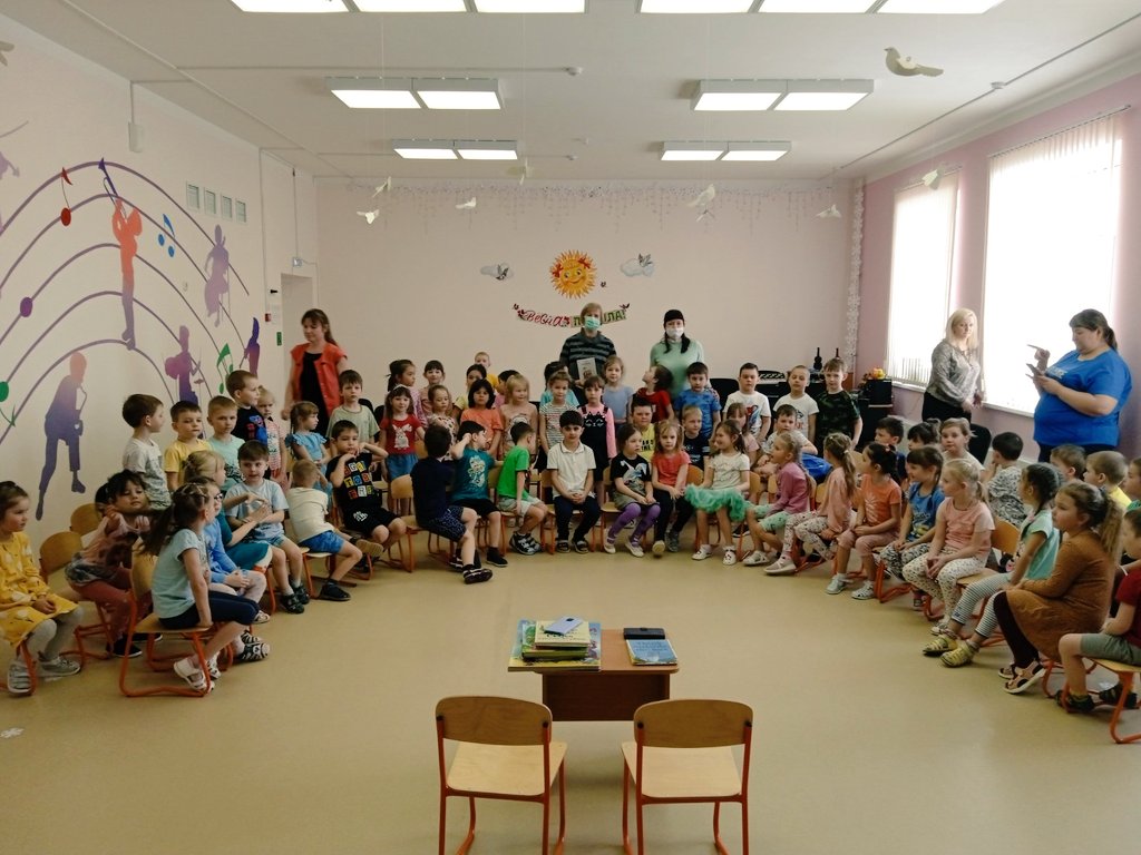 Mishina_ES's tweet photo. В рамках недели книги прошло мероприятие, приуроченное к 140-летию К.И. Чуковского. Литературная встреча организована зав. библиотекой Кирсановой Е.Р. Она познакомила ребят с местным писателем Семёновой В.И. Автор детских стихов представила детям свой сборник"Бабушкино счастье". https://t.co/IdUe0gQG4t