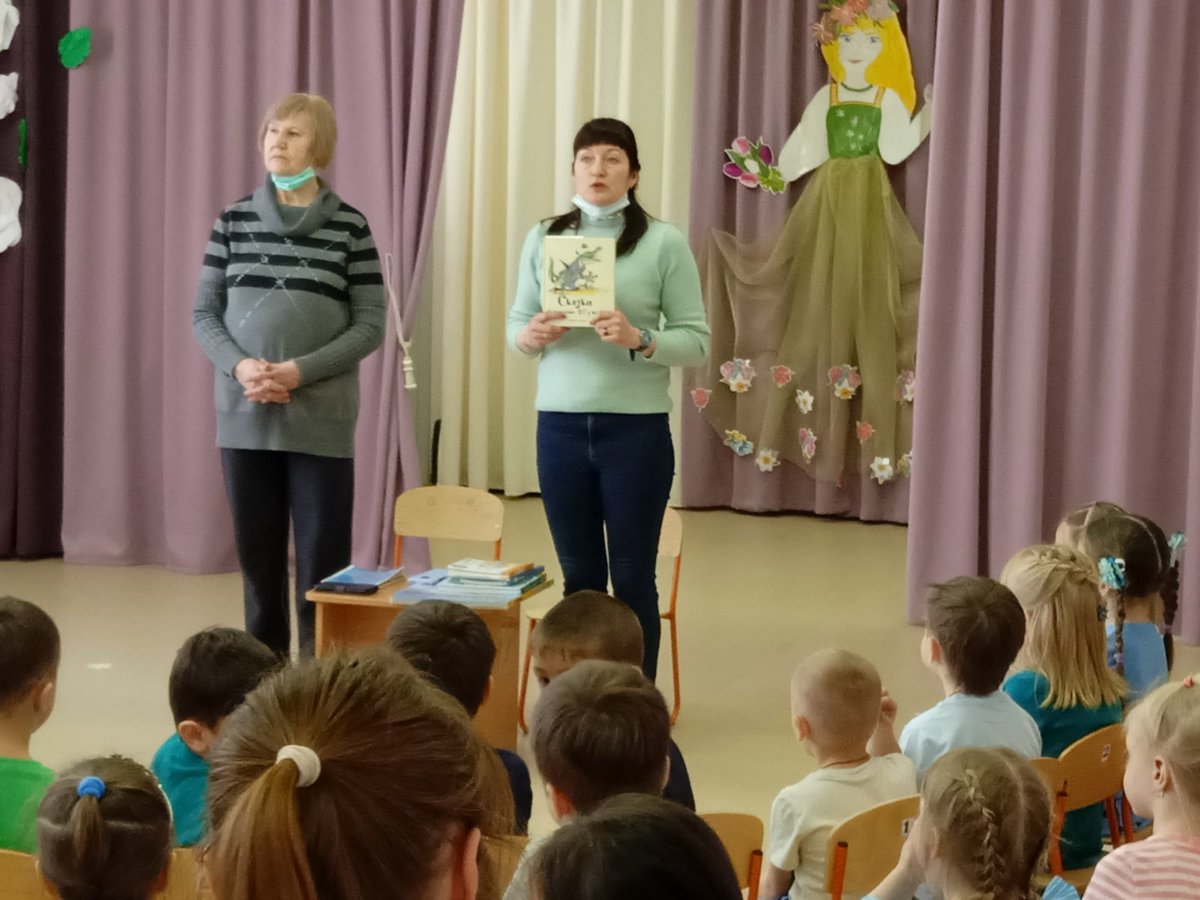 Mishina_ES's tweet photo. В рамках недели книги прошло мероприятие, приуроченное к 140-летию К.И. Чуковского. Литературная встреча организована зав. библиотекой Кирсановой Е.Р. Она познакомила ребят с местным писателем Семёновой В.И. Автор детских стихов представила детям свой сборник"Бабушкино счастье". https://t.co/IdUe0gQG4t