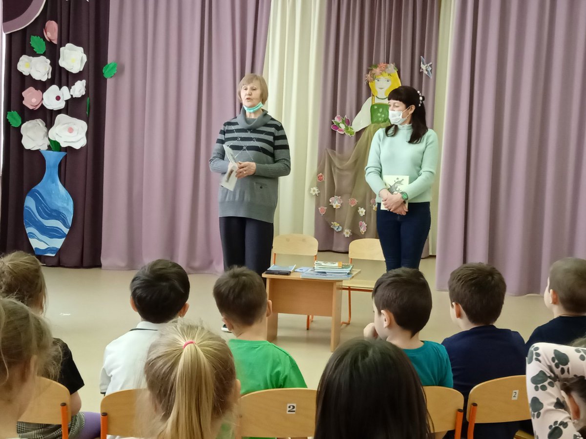 В рамках недели книги прошло мероприятие, приуроченное к 140-летию К.И. Чуковского. Литературная встреча организована зав. библиотекой Кирсановой Е.Р. Она познакомила ребят с местным писателем Семёновой В.И. Автор детских стихов представила детям свой сборник"Бабушкино счастье".