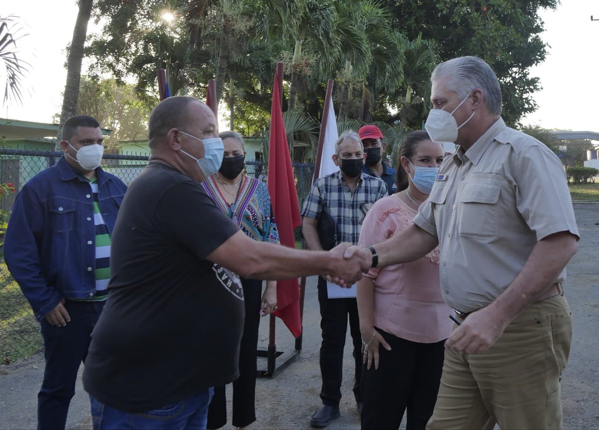 DiazCanelB's tweet photo. Compartimos la celebración por el fin de molienda con directivos, trabajadores y pobladores del batey del Central 14 de Julio. Es el primer ingenio en cumplir y sobrecumplir su plan en una zafra compleja. Son ejemplo de constancia, disciplina y rigor en el trabajo. #VamosConTodo https://t.co/cpOS0Vlk8l