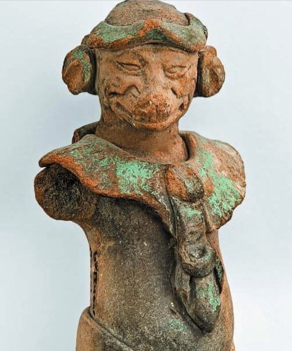 Cuauhtemoc_1521's tweet image. Escultura antropomorfa procedente de Palenque con una curiosa cabeza al parecer de cánido, lobo o coyote. Noten el intenso color verde que aún persiste sobre el estuco, así como las orejeras. Del periodo clásico 500-750 d.C. Y tú, conoces este sitio arqueológico en #Chiapas?