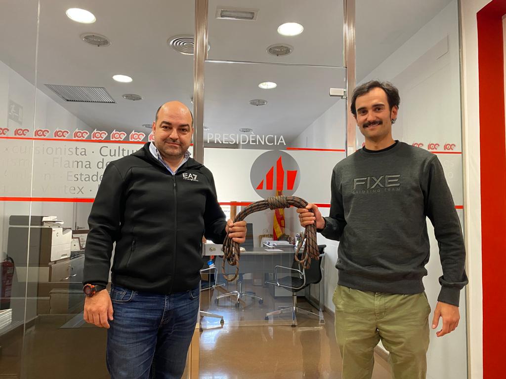 FEEC_cat's tweet photo. 🧗‍♀️ @Fixe_Climbing aposta per l'escalada de la #FEEC. 

L'empresa osonenca es converteix en patrocinador de la selecció catalana d'escalada esportiva i el #CTEEC 💛

➕ INFO ➡️https://t.co/nXzGnS2J6Z

#sentlamuntanya #sommuntanya #escaladafeec https://t.co/7UWF4Fd4Ju