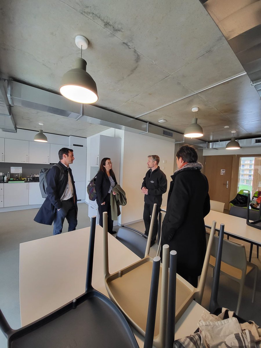 psvaud's tweet photo. #JournéeChiffresLettres Suite des visites avec un arrêt au Vortex,guidé-e-s par @FerrariYves directeur de la Fondation Maisons pour Etudiants Lausanne.Avec 800+ chambres,la #FMEL a pu offrir +3500 lits.Une politique de logement à loyers abordables est absolument capitale! #VD2022 https://t.co/6YPJQ6W7lo
