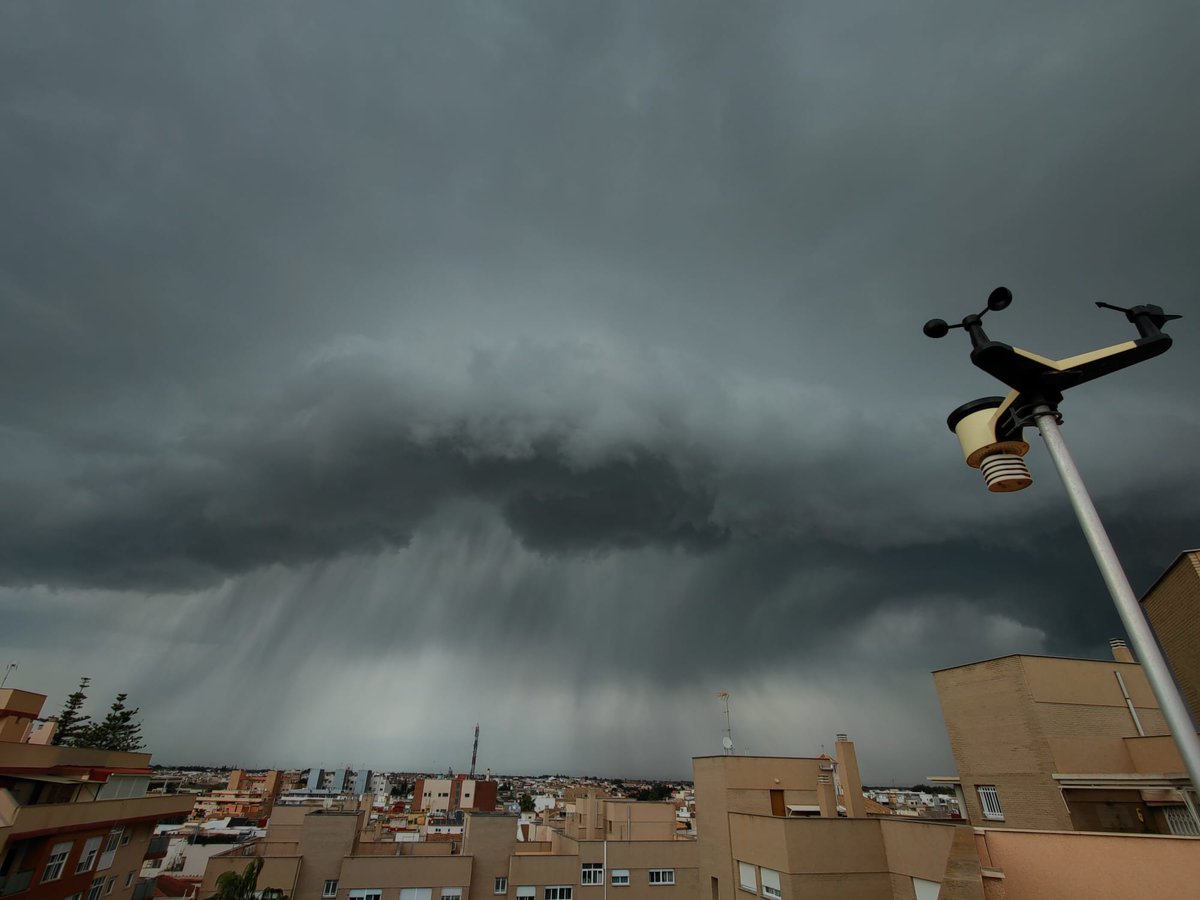 Espectacular tormenta que nos ha afectado esta tarde ‼️

Lluvia 🌧️, aparato eléctrico ⛈️, viento🌬️ y granizo ☔️

🙀 ¡Qué manera de despedirse #Marzo de este año superando los 300 litros en el mes! Lo nunca visto en #Cartagena🔝

Foto de nuestro compañero <a href="/CtJuande/">JuandeCT</a> 👏