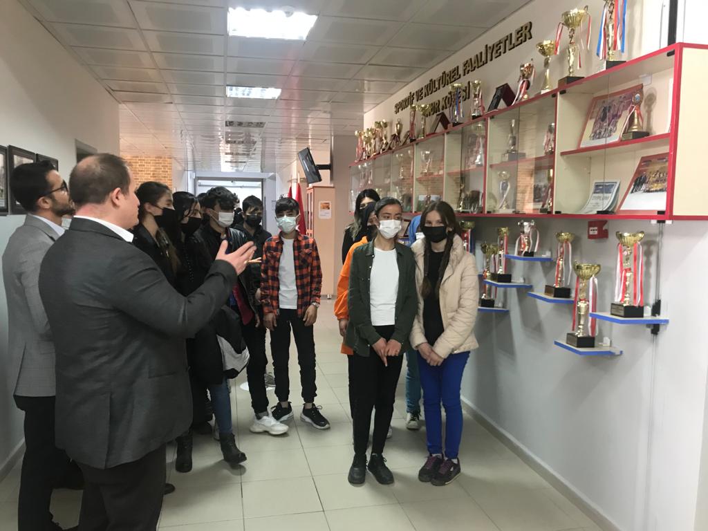 serefiyevag's tweet photo. 8/A sınıfı için düzenlediğimiz lise gezisi organizasyonunda bizlere rehberlik eden lise müdürlerimiz Yusuf ARSLAN, Ahmet Murat YİĞİT, Celal ÇAKMAK, Ahmet POLAT ve müdür yardımcılarımıza gönülden teşekkür ederiz. @zaramem58 @zaramtal @zaraaihl @zaraanadolulise @ZaraMHSFenLise https://t.co/QDXP3xeLl1