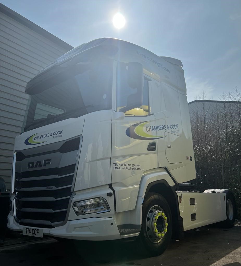 GreenhousComme's tweet photo. Today we have delivered the first of 8 New Generation DAF XG Tractor Units to @ccfreight supplied by Salesman Stuart Gaunt. 

#DAF #daftrucks #NewGeneration #XG #DAFXG #StartYourFuture #chambersandcook #trucks #driver https://t.co/BbPRBLlZWw