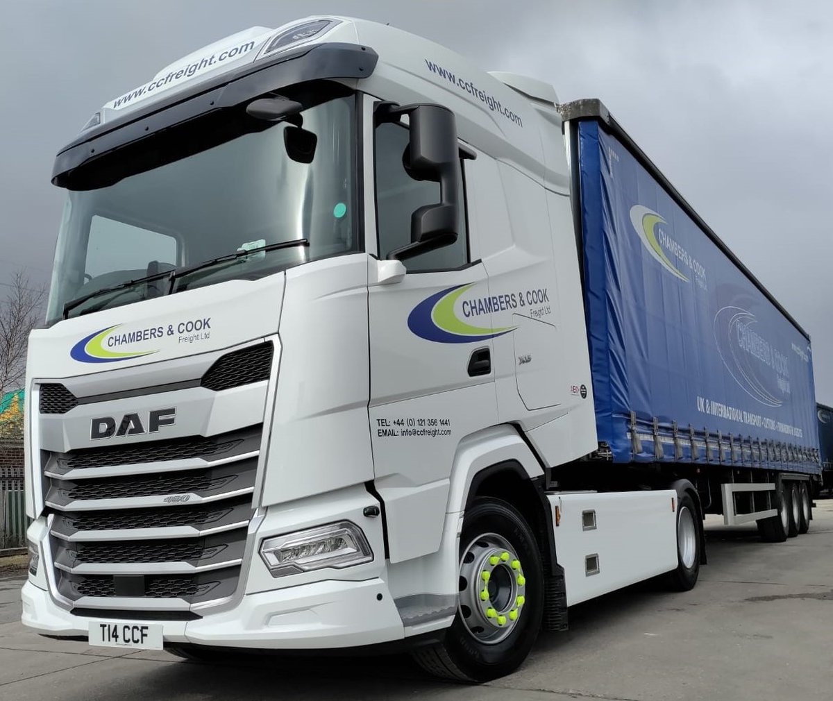 GreenhousComme's tweet photo. Today we have delivered the first of 8 New Generation DAF XG Tractor Units to @ccfreight supplied by Salesman Stuart Gaunt. 

#DAF #daftrucks #NewGeneration #XG #DAFXG #StartYourFuture #chambersandcook #trucks #driver https://t.co/BbPRBLlZWw