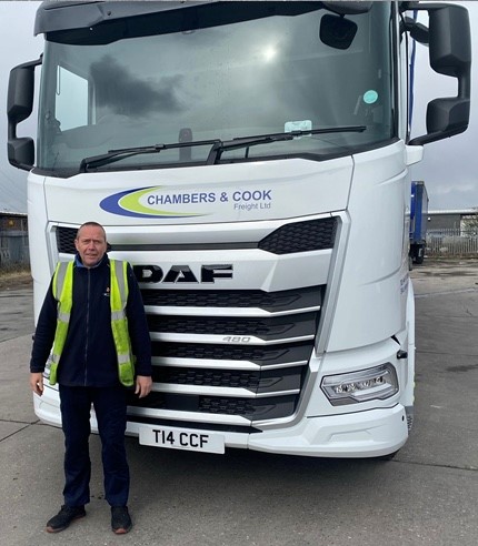 GreenhousComme's tweet photo. Today we have delivered the first of 8 New Generation DAF XG Tractor Units to @ccfreight supplied by Salesman Stuart Gaunt. 

#DAF #daftrucks #NewGeneration #XG #DAFXG #StartYourFuture #chambersandcook #trucks #driver https://t.co/BbPRBLlZWw