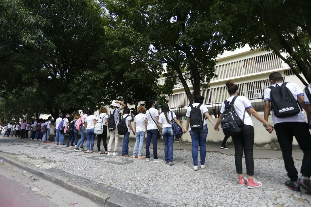 arnaldosete's tweet photo. No dia 25 estudantes da Escola pública estadual Sizenando Silveira, localizada no centro do Recife, realizaram um ato no clcontra os casos de assédio sexual ocorridos dentro da unidade de ensino. Segundo os alunos os episódios de assédio na escola ocorrem desde 2015. https://t.co/nnGWtsDt4o