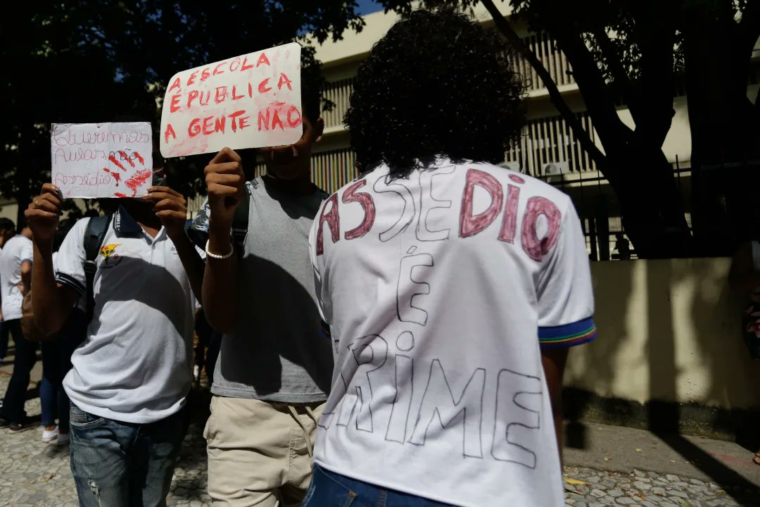 arnaldosete's tweet photo. No dia 25 estudantes da Escola pública estadual Sizenando Silveira, localizada no centro do Recife, realizaram um ato no clcontra os casos de assédio sexual ocorridos dentro da unidade de ensino. Segundo os alunos os episódios de assédio na escola ocorrem desde 2015. https://t.co/nnGWtsDt4o