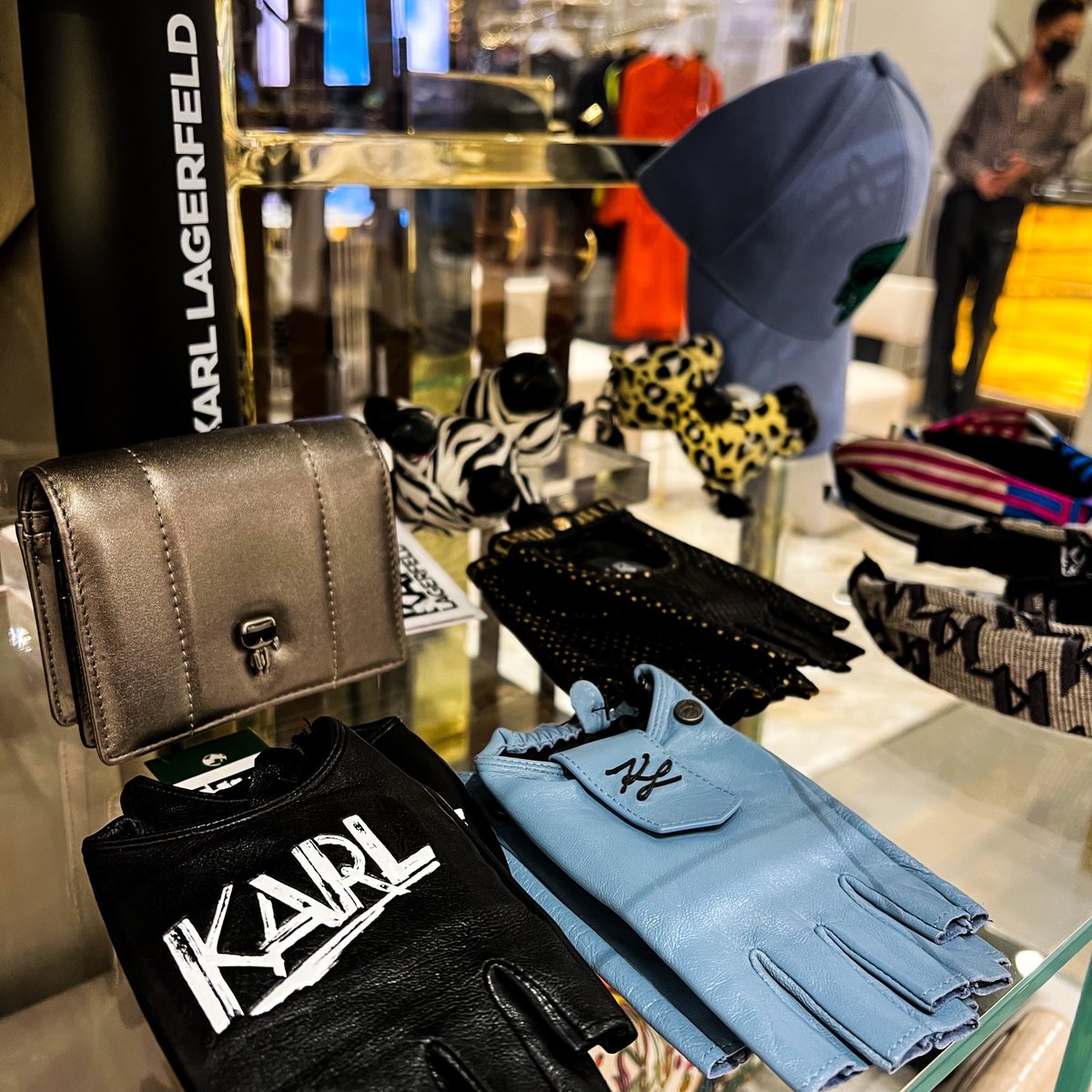 SandtonCity's tweet photo. Spoil yourself with #Iconic design than with this week's #Iconic22 offering 🤩
Shop the @KarlLagerfeld Collection, in-store & receive up to 20% off #PreviewDesignerCollection until 5 April & treat yourself to a wardrobe refresh with #IconicSandton 👏
Ts&Cs Apply. https://t.co/EJtDBv5rhR