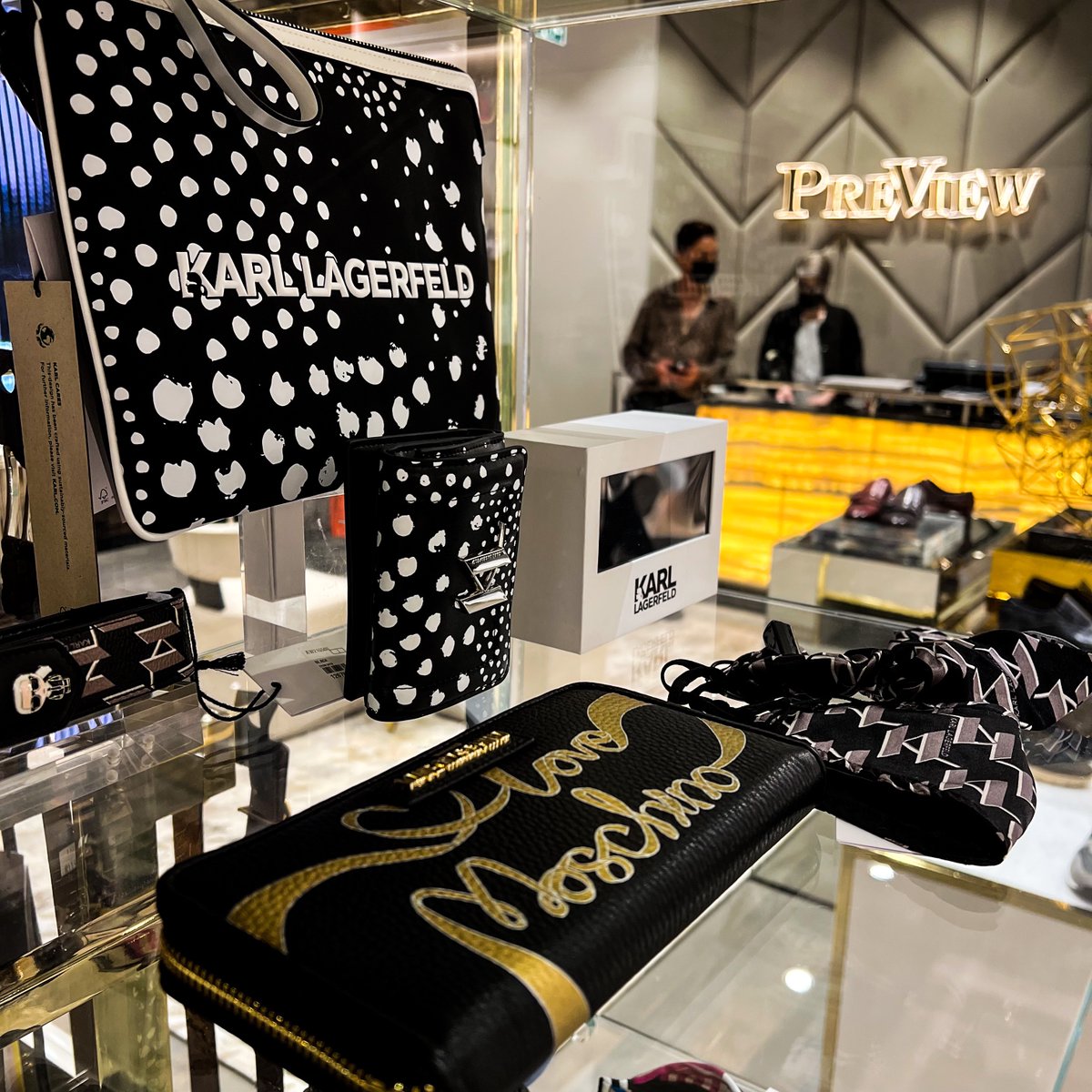 SandtonCity's tweet photo. Spoil yourself with #Iconic design than with this week's #Iconic22 offering 🤩
Shop the @KarlLagerfeld Collection, in-store & receive up to 20% off #PreviewDesignerCollection until 5 April & treat yourself to a wardrobe refresh with #IconicSandton 👏
Ts&Cs Apply. https://t.co/EJtDBv5rhR