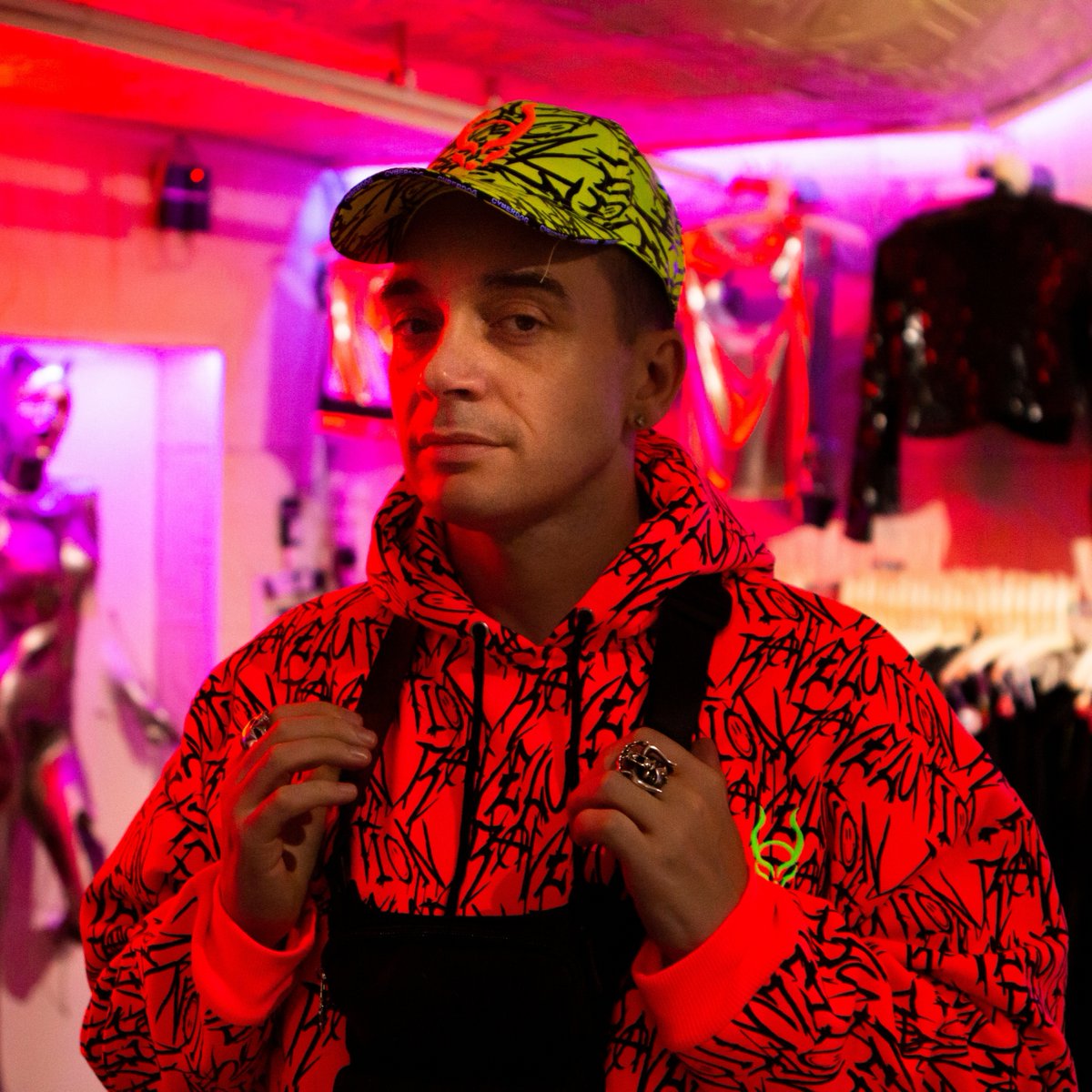 cyberdoguk's tweet photo. Nothing but Neon vibes π₯
#cyberdog #camden #killakela #raveculture#ravefashion #photography #neonphotography #londonfashionweek https://t.co/2pkHBIymUH