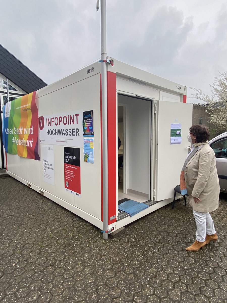 Vizepräsidentin Begoña Hermann informiert sich an dem Infopoint in Heppingen über den Stand der Anträge  zum #Wiederaufbau und die Anliegen der Betroffenen im #Ahrtal. Danke an Frau Kruppo für die gute Beratung!🤝💬 #fluthilfe