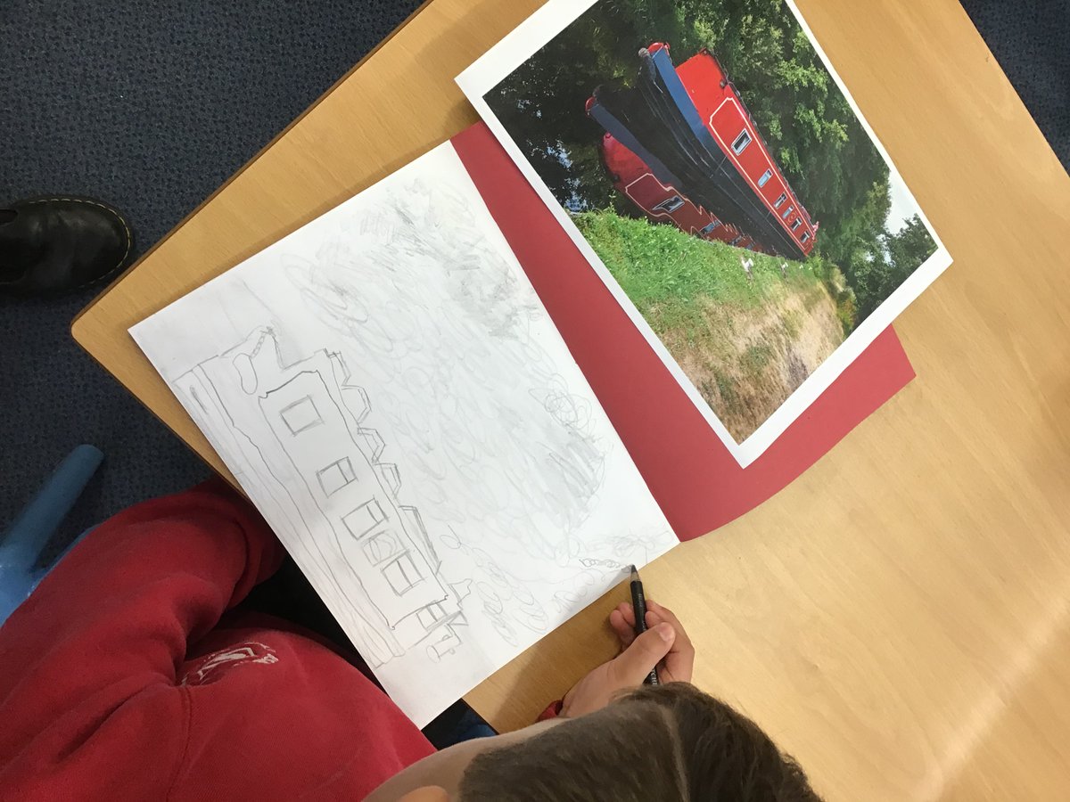 bishoptonprim's tweet photo. Whilst other children in Year 1/2 focused on adding pencil marks to their drawings. @GougeonLynne taught the children all about perspective in their observations and the best to hold a pencil when shading or adding detail. #bishoptonyear12 #bishoptonart #bishoptonmural https://t.co/LZL0b08NKC