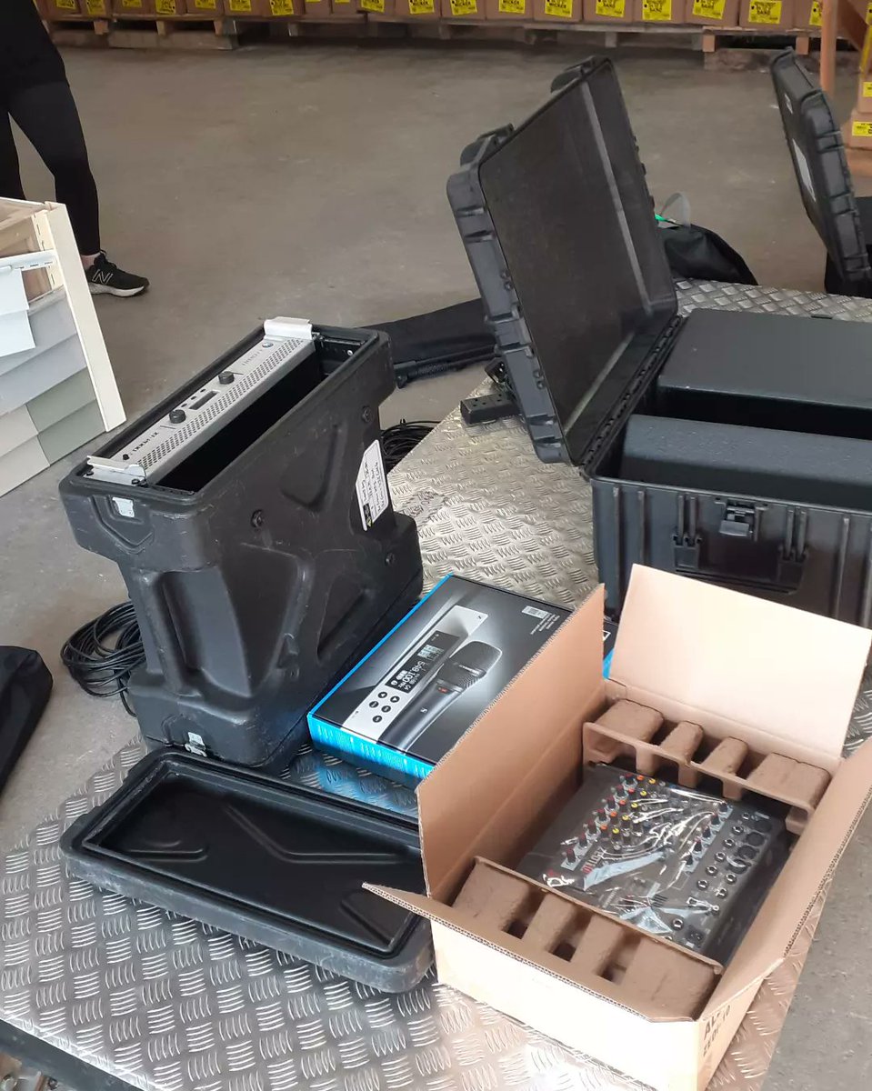 HDHProductions's tweet photo. We prepped &amp; supplied a small @MartinAudioLtd Blackline F8 sound system for one of our clients with our new @Sennheiser_UK G4 Wireless Handheld microphone &amp; @allen_heath ZEDi10 mixer &amp; technician in central London
#avhire #audiovisualhire #sennheiser #allenandheath #soundhire https://t.co/yyRo12uDg1