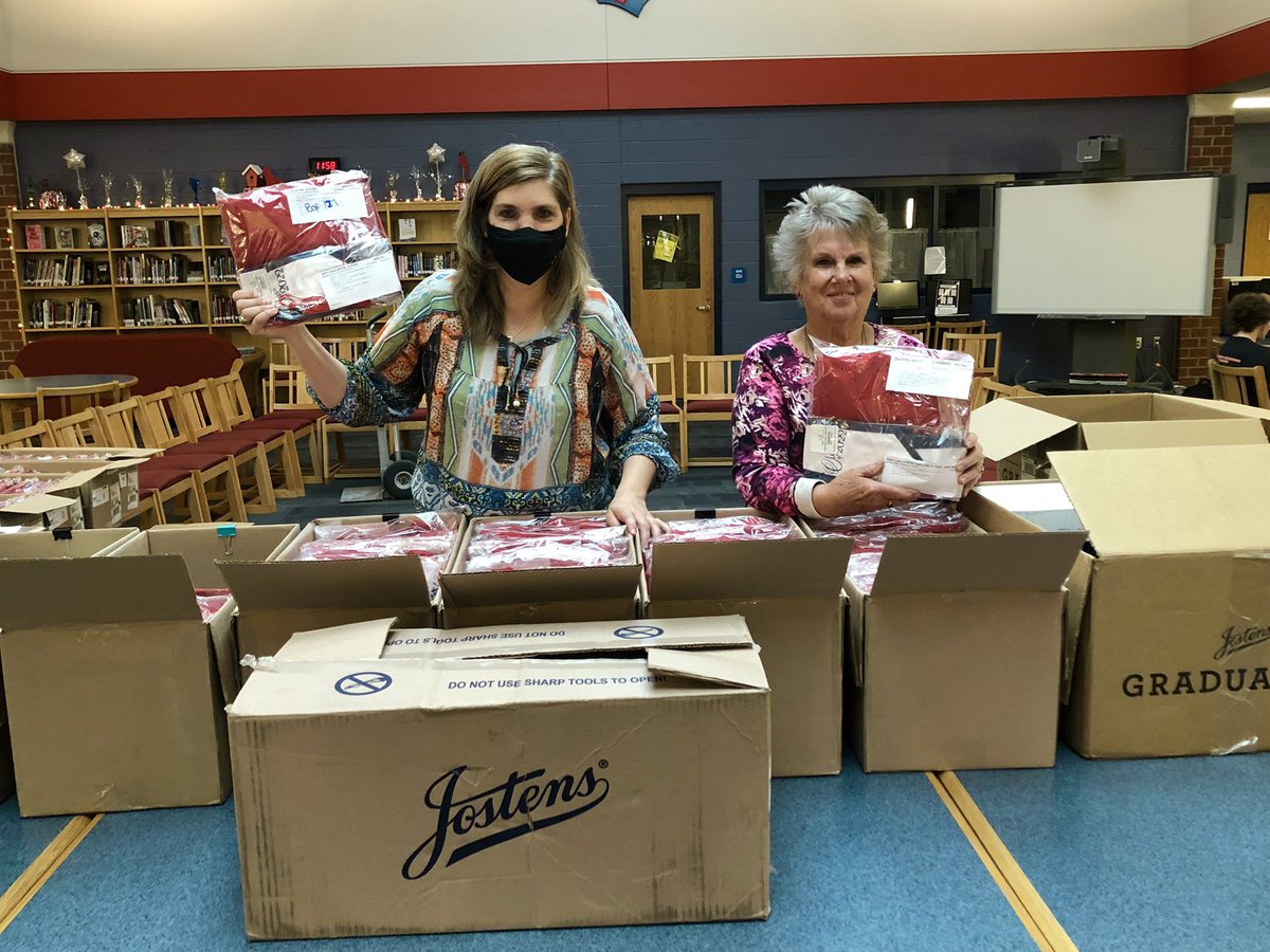 Tonya_Fleming1's tweet photo. This is one of the most magical days of high school! Jostens is in Cardinal Country  handing out those caps &amp; gowns 🎓 Graduation is right around the corner ❗️5-23-22 @SMHS_Official @JasonKamlowsky @BerkCoSchoolsWV https://t.co/9mxe799L0l