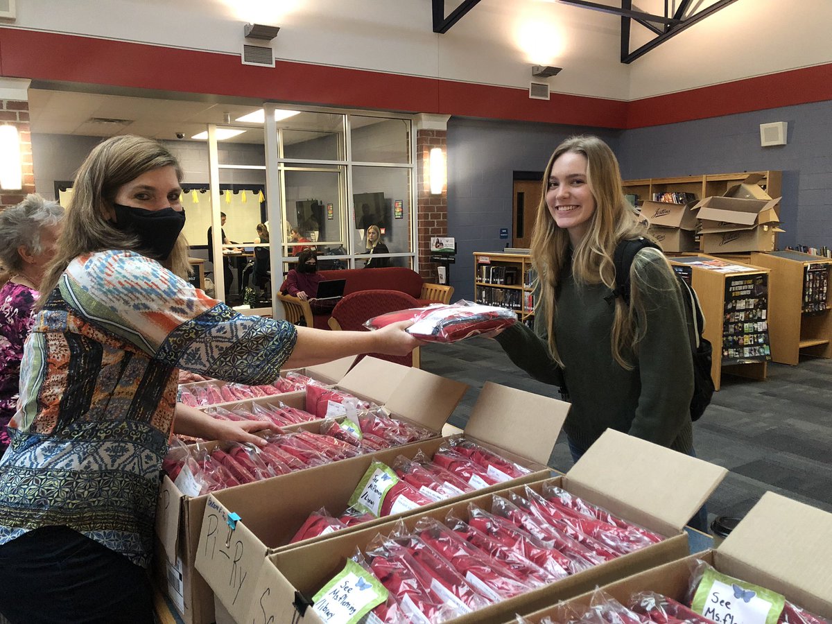 Tonya_Fleming1's tweet photo. This is one of the most magical days of high school! Jostens is in Cardinal Country  handing out those caps &amp; gowns 🎓 Graduation is right around the corner ❗️5-23-22 @SMHS_Official @JasonKamlowsky @BerkCoSchoolsWV https://t.co/9mxe799L0l