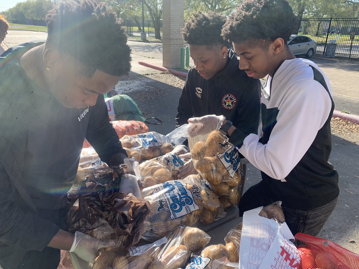 c3upnxt's tweet photo. Serving goods to my community🥬🌽🥕 https://t.co/ZqJYgEkNGS