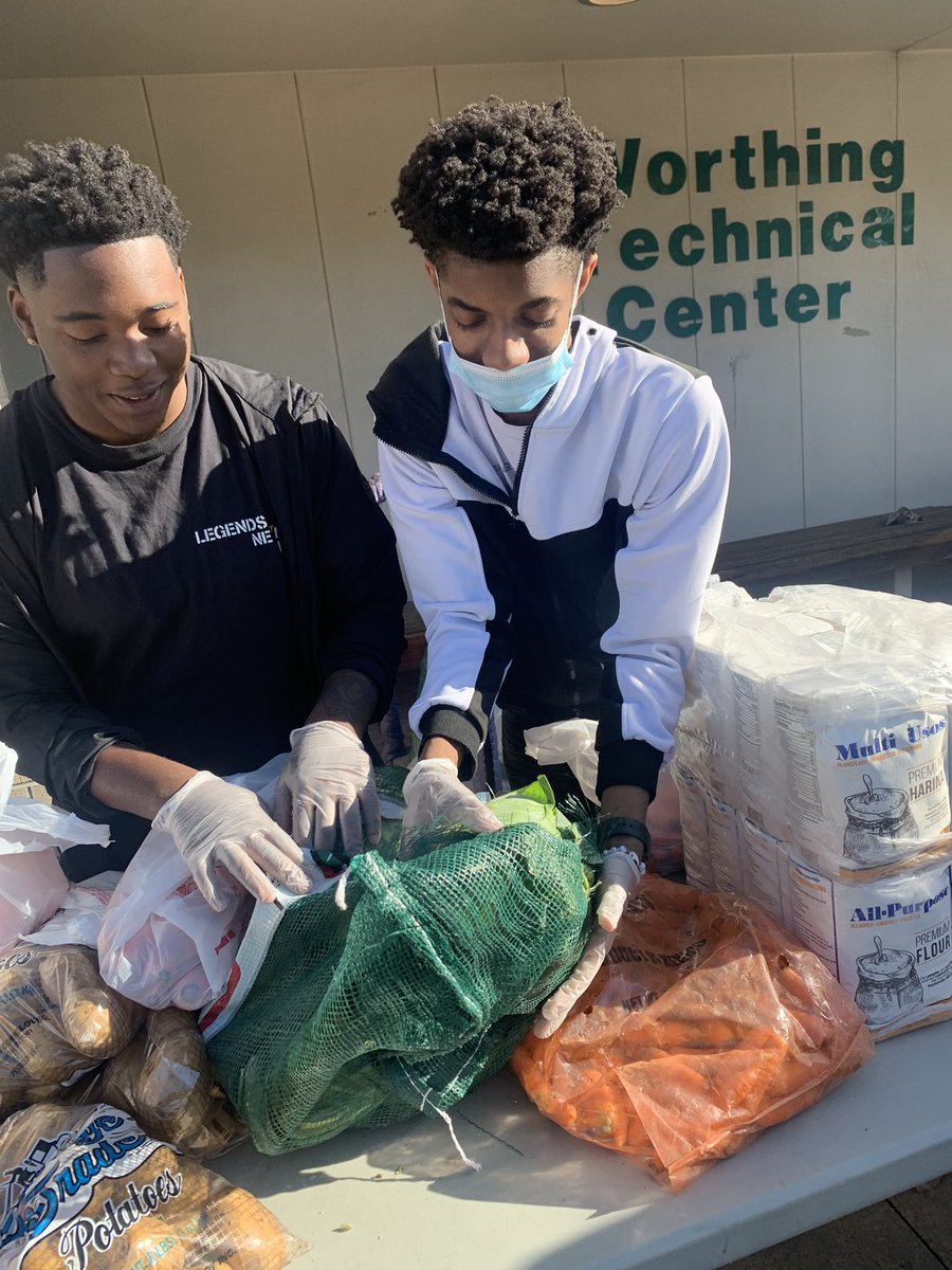 c3upnxt's tweet photo. Serving goods to my community🥬🌽🥕 https://t.co/ZqJYgEkNGS