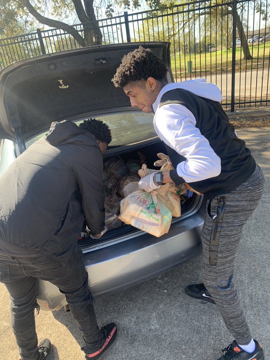 c3upnxt's tweet photo. Serving goods to my community🥬🌽🥕 https://t.co/ZqJYgEkNGS
