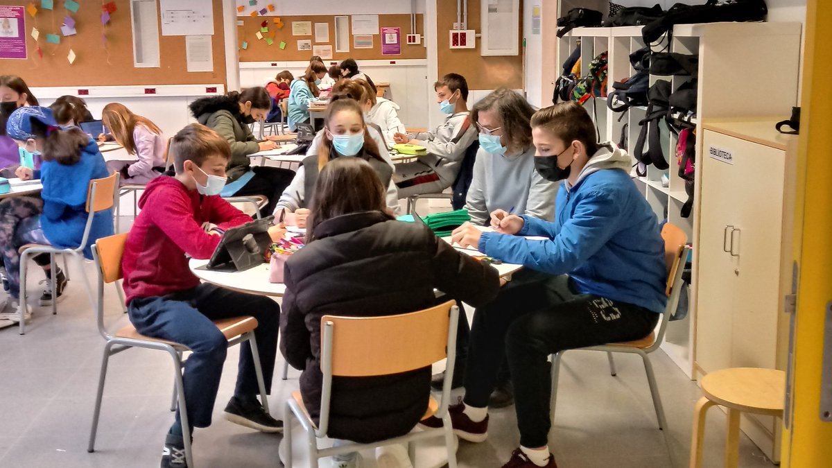insmontgros's tweet photo. El lloc del professor és al costat dels alumnes, per escoltar-los, observar com treballen, sols i en grup, propiciar les seves preguntes, respondre-les, reubicar i reorientar l'aprenentatge.
Uns al costat dels altres, amb el respecte que sorgeix del vincle. https://t.co/i8BwrFIbKG