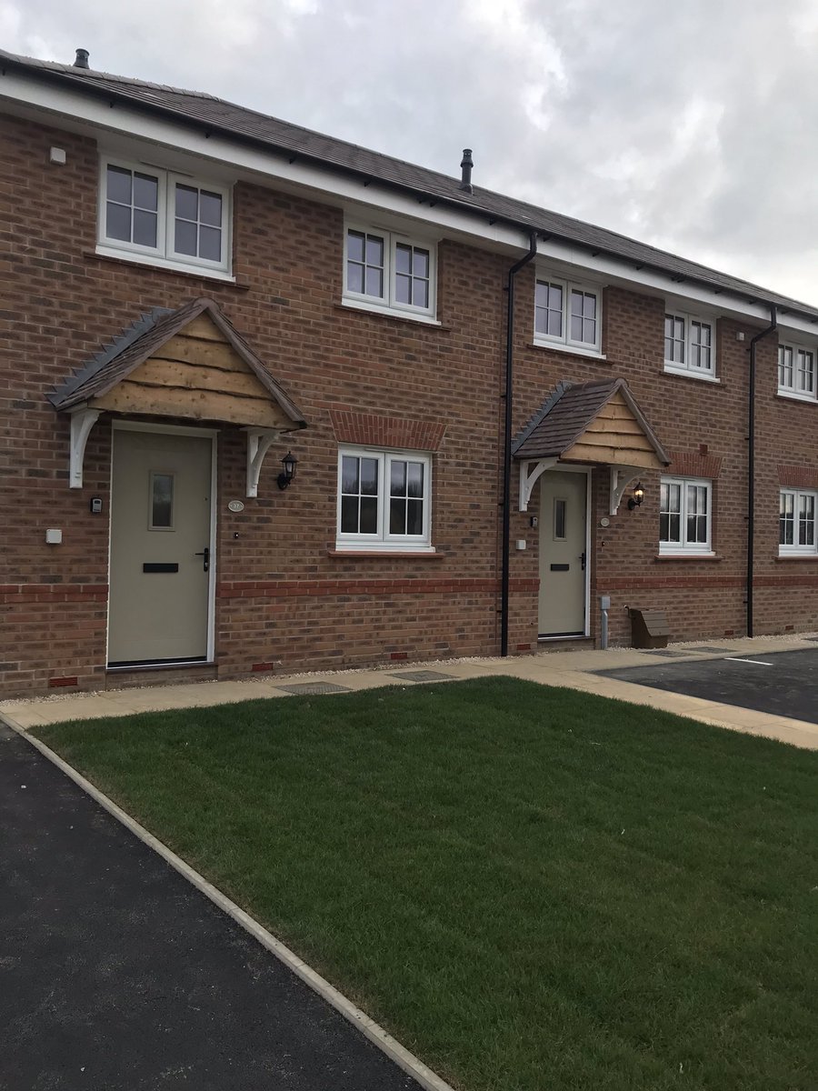 AbbieShaw_SW's tweet photo. Another day, another set of handovers! We took handover of four properties from @Redrow at Poets Grange, Meon Vale today. These high quality properties have some great features and will make fantastic homes. Thank you to everyone involved. 
@StonewaterUK https://t.co/XVxrAGn7JQ