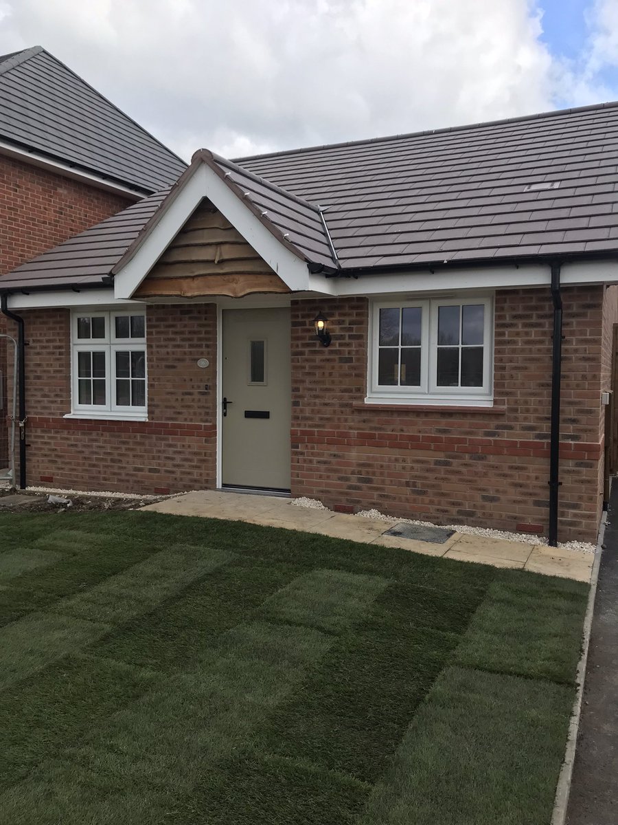 AbbieShaw_SW's tweet photo. Another day, another set of handovers! We took handover of four properties from @Redrow at Poets Grange, Meon Vale today. These high quality properties have some great features and will make fantastic homes. Thank you to everyone involved. 
@StonewaterUK https://t.co/XVxrAGn7JQ