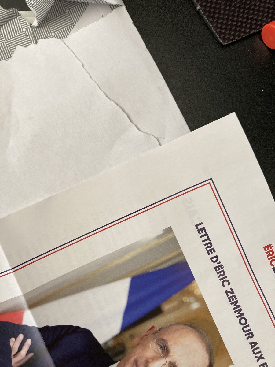 stevesse's tweet photo. C’est la première fois de ma vie qu’on chie dans ma boîte aux lettres 😮 https://t.co/B3cYDr9GM9