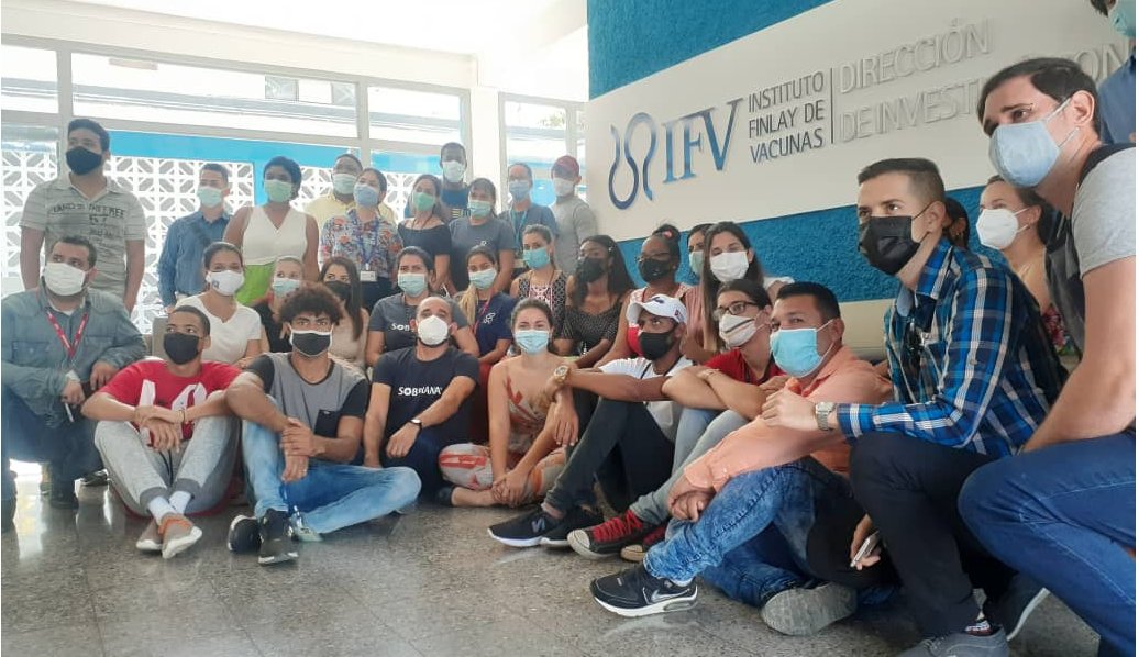 FinlayInstituto's tweet photo. #VamosConTodo 
La pasión por hacer ciencia, desde la investigación, el desarrollo y la producción de #vacunas, fue compartido hoy con los jóvenes del Palacio de la Revolución y el Centro Fidel Castro. A ellos y al pueblo de #CubaVive  están dirigidos nuestros esfuerzos.
#UJC60 https://t.co/SkYFurKA2b