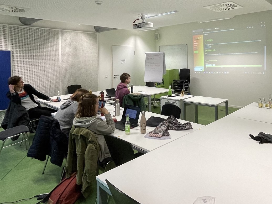 reedu_de's tweet image. Tag 2 des #ifgiHACK22: Studierende am Institut f. Geoinformatik der @WWU_Muenster tüfteln weiter an Prototypen einer Leezen #challenge🚲, einer #App zur Radsicherheit und einer WG-Verschenkkiste im #Web📦Mit @conterra @FiveTwoN @codeformuenster küren wir morgen das Gewinnerteam🏆