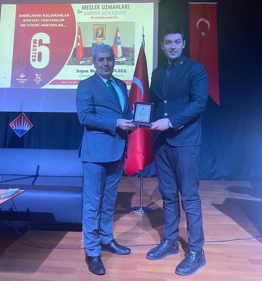 bk_corum's tweet photo. Çorum İl Emniyet Müdürü Sn.Mehmet Gülser, MASTER6 Eğitim Modeli Meslek Uzmanları ile “Kariyer Söyleşileri” kapsamında okulumuz öğrencileri ile keyifli bir söyleşi gerçekleştirdi.Söyleşi sonunda Kampüs Müdürümüz Yasin Haboğlu tarafından İl Emniyet Müdürümüze plaket takdimi yapıldı https://t.co/Xo5WhapJZE